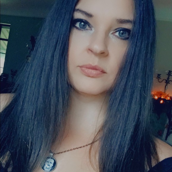 Meet your Posher, Becki🖤 - Picture 2 of 4